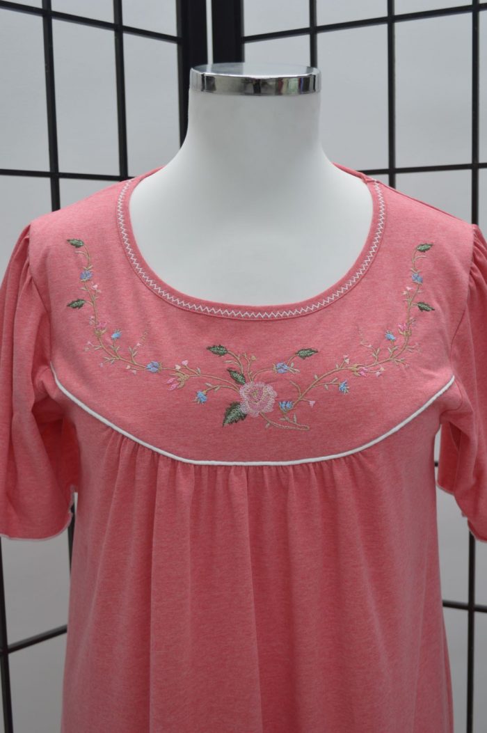 Camisa de dormir mangas borboletas bordado rosas, Coral