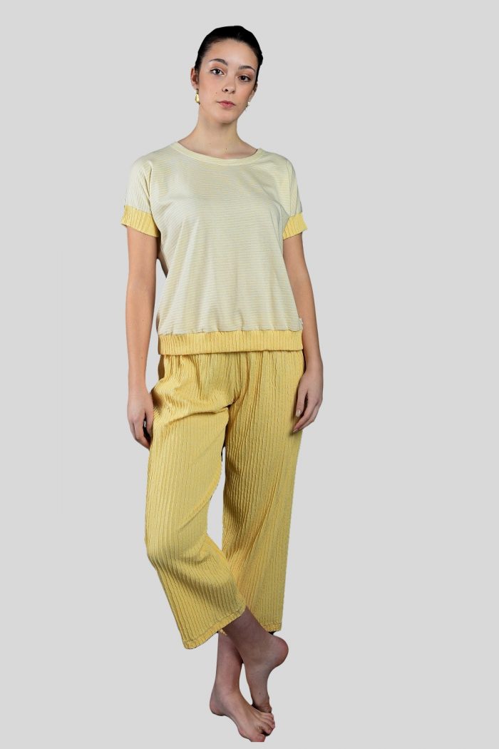 Pijama calça larga e T-shirt - Amarelo